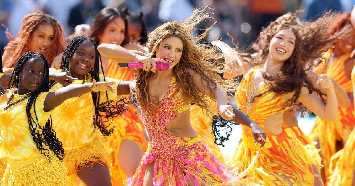 El vestido de Shakira en el Mundial 2026 destaca por su diseño colorido y simbólico. Descubre su significado.