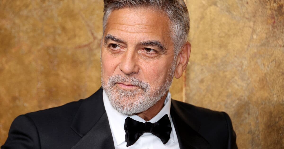 El reconocido actor George Clooney será galardonado en el Festival de Venecia, desatando comentarios humorísticos sobre su edad.