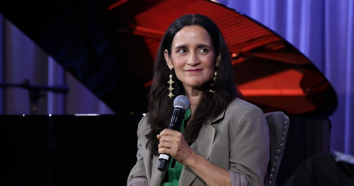 Julieta Venegas aclara que no recibió 14 millones de pesos por La Niña Futbolista, un tema para el Día del Niño.