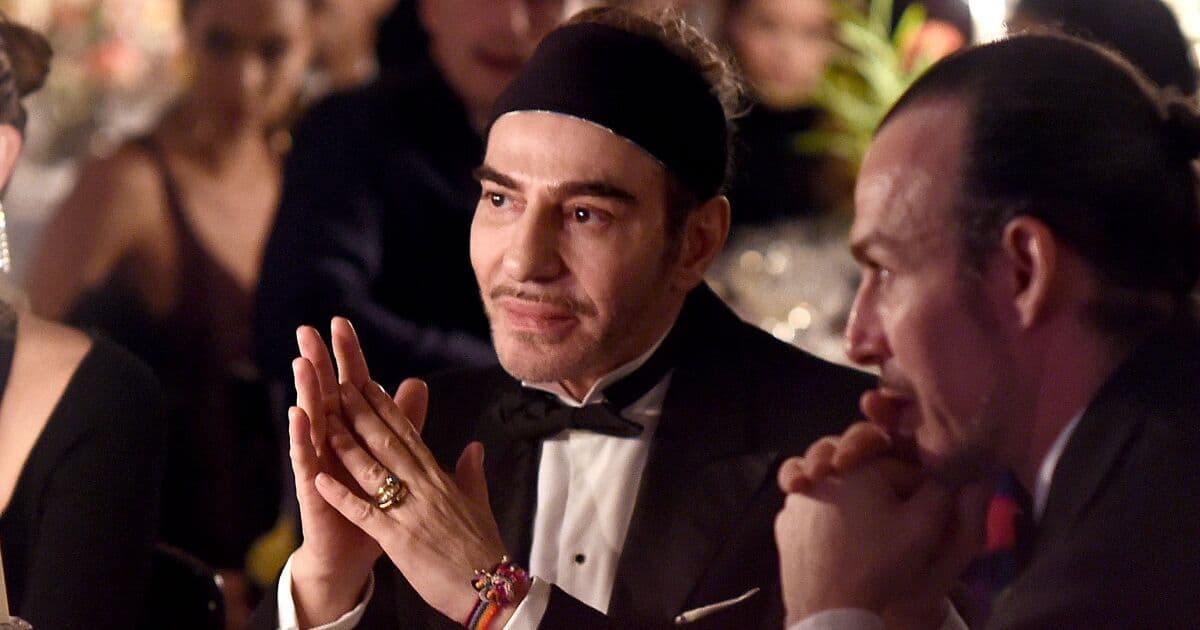 El homenaje a John Galliano en la Met Gala 2027 revive la controversia de su carrera y su impacto en la moda.