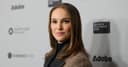 La actriz Natalie Portman anunció su embarazo, expresando gratitud por la llegada de su tercer hijo a los 44 años.