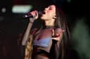 La cantante Danna vuelve a ser noticia tras su aparición en el aeropuerto durante su reposo vocal, comunicándose mediante señas.