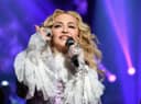 Madonna sorprendió a los asistentes de Coachella al unirse a Sabrina Carpenter en el escenario para interpretar clásicos como “Vogue”.