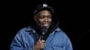 Michael Che abandona el roast de Kevin Hart y lanza críticas a sus guionistas por sus chistes controversiales.