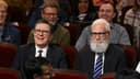 David Letterman vuelve a The Late Show y lanza muebles de CBS en una burla hacia la cadena.
