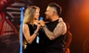 Durante su gira, Alejandro Sanz fue acompañado por Stephanie Cayo en un emotivo dúo que encantó al público.