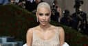 La Met Gala ha sido escenario de moda que divide opiniones. Descubre los looks más criticados de su historia.