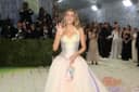Blake Lively presenta una bolsa decorada con pinturas de sus hijos en la Met Gala, destacando su estilo personal.
