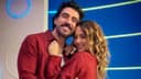 Andrea Legarreta comparte un romántico momento junto a Luis Carlos Origel durante una sesión de fotos en el programa Hoy.