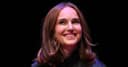 Natalie Portman comparte una fotografía de su embarazo en París, visibilizando su dulce espera en un evento elegante.