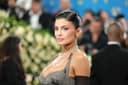 Kylie Jenner comparte su experiencia de complicaciones durante el embarazo de su hijo Aire, incluyendo dolor extremo y reposo absoluto.