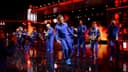 David Byrne mostró su talento en The Late Show junto a Stephen Colbert interpretando la icónica canción Burning Down the House.