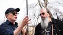 Steve Earle y Steve Buscemi rinden homenaje a la diversidad de Nueva York en el nuevo video 'City of Immigrants'.