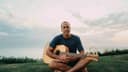 La travesía de Jack Johnson desde surfista profesional hasta músico destacado se narra en la película 'SURFILMUSIC'.