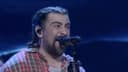 Noah Kahan trae su poderosa balada a SNL, emocionando con sus interpretaciones de Doors y The Great Divide.