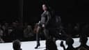 La cantante Charli XCX deslumbra con su estilo en el video reciente 'SS26', mostrando su talento en la pasarela.