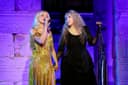 Sabrina Carpenter se unió a Stevie Nicks para interpretar 'Landslide' en la Met Gala.