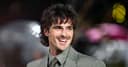 El actor Jacob Elordi tuvo un incómodo encuentro con un fan en Japón mientras pedía espacio para una fotografía.
