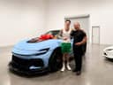 El famoso músico Peso Pluma adquiere un lujoso Ferrari, un símbolo de cambio tras su separación con Kenia Os.