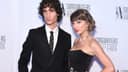 Sombr cautivó al público durante una interesante reinterpretación de Taylor Swift en la ceremonia del Songwriters Hall of Fame.