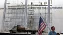 La remoción del nombre de Donald Trump del Kennedy Center marca un momento significativo en la cultura política actual. 