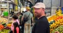 El británico Sam Smith sorprende en México al disfrutar de tacos en un mercado antes de su concierto.