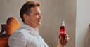 El icónico artista vuelve a la escena musical con una emotiva campaña para Coca-Cola.