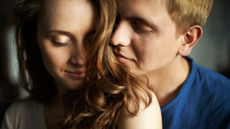 Descubre cómo los aromas pueden influir en nuestras emociones y recuerdos, especialmente en el ámbito del amor.