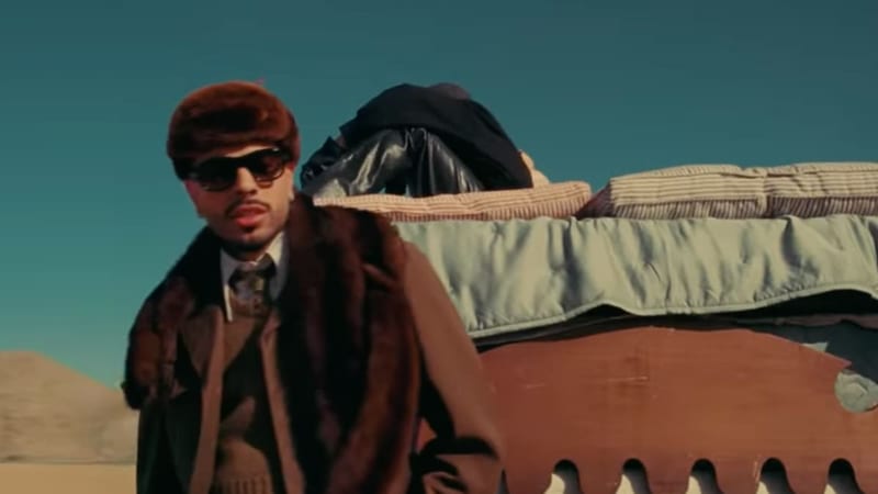 La nueva canción de Rauw Alejandro genera controversia con reacciones de Nodal y Cazzu sobre los límites de lo público y lo privado.