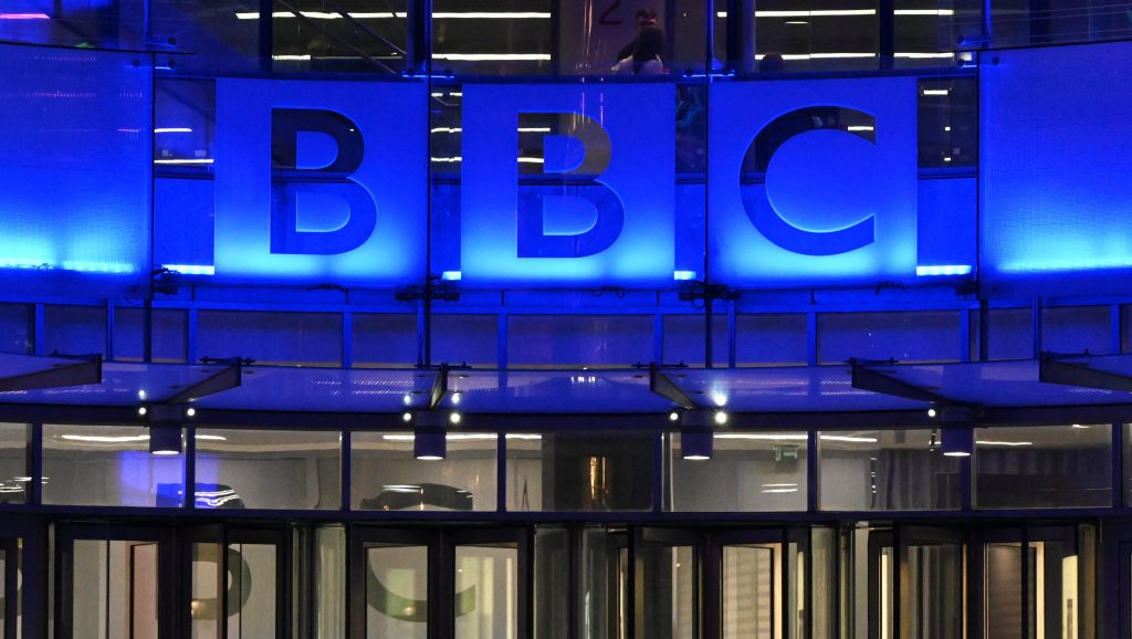Los trabajadores de la BBC expresan su desacuerdo con el plan de recortes que afectaría a los limpiadores en su sede de Londres.