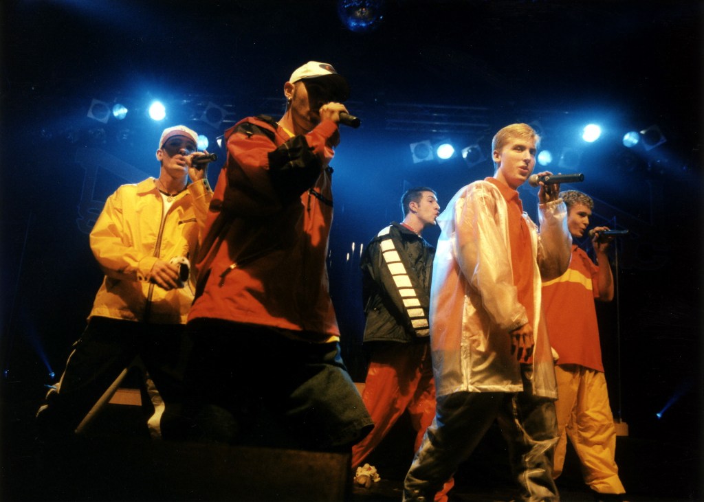 Boy Band Confidential se estrena el 13 de abril, explorando la historia de las bandas más emblemáticas.