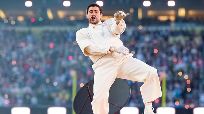 El fenómeno global Bad Bunny brilla en el Super Bowl LX, llevando la música en español a nuevas alturas.