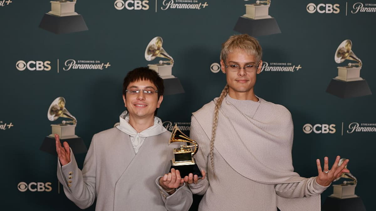 El icónico Sting se une a Ca7riel y Paco Amoroso como mentor de su nuevo álbum, sorprendiendo al público latinoamericano.