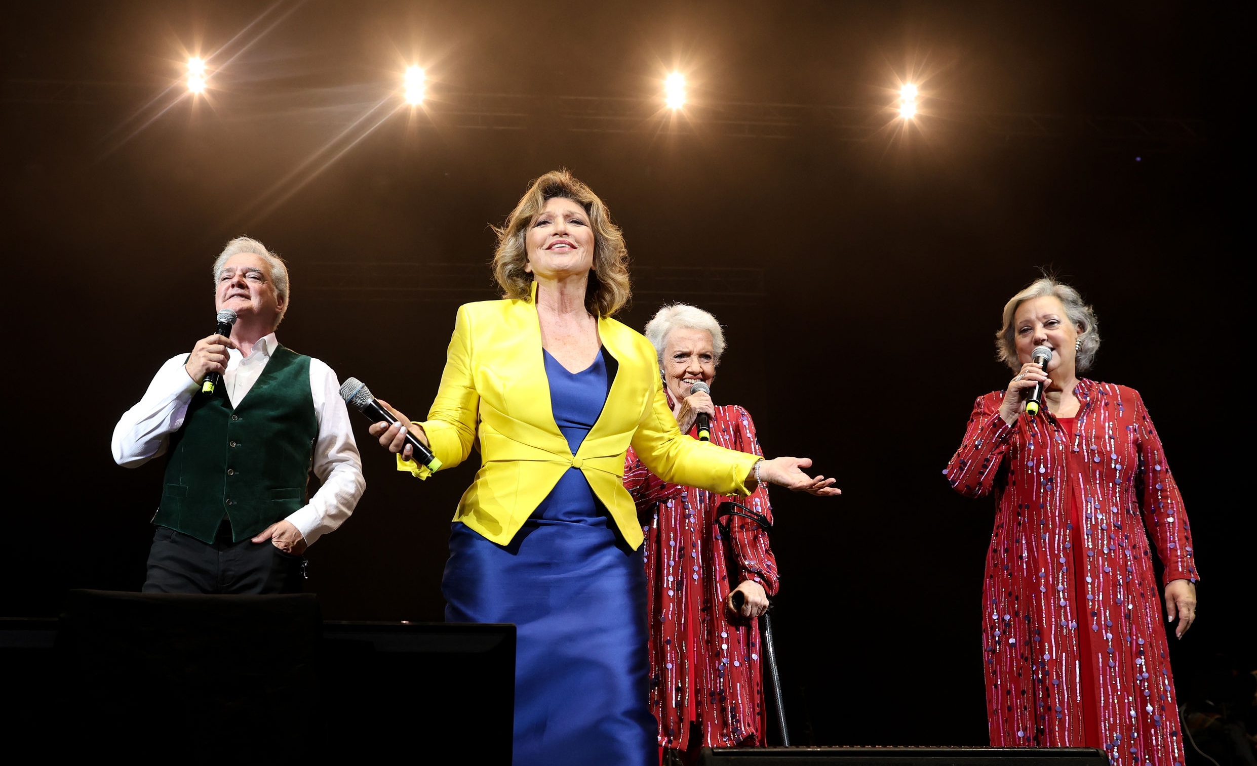 Angélica María y El Consorcio cautivan a Monterrey